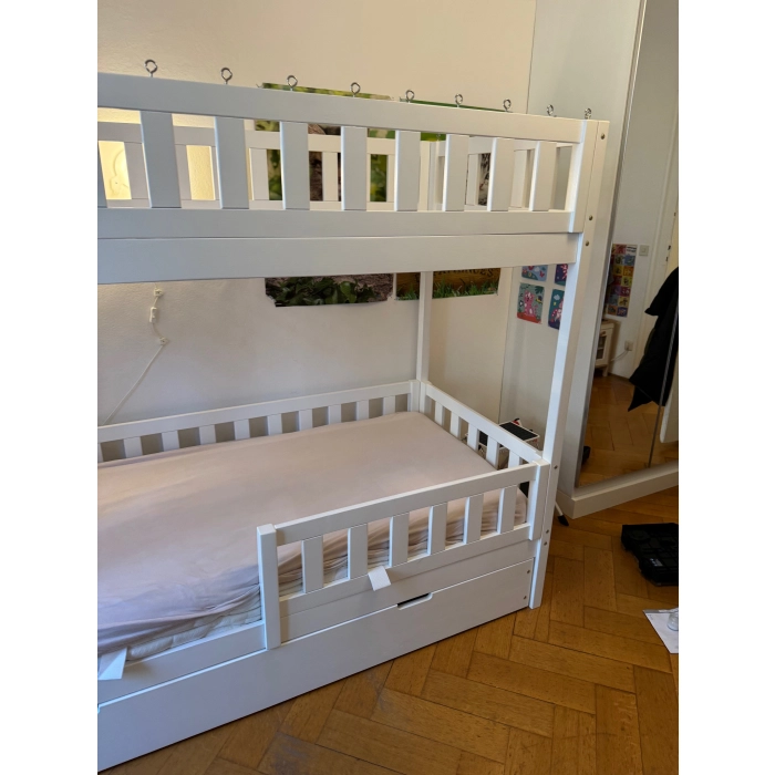 Łóżko piętrowe ze schodami z litego drewna w naturalnym kolorze